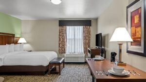 Ledgestone Hotel Elko Room with 1 bed dining table and TV