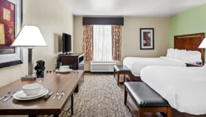 Ledgestone Hotel Elko - 2 Queen beds with Dining table and TV