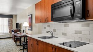 Ledgestone Hotel Elko Kitchenette and dining table