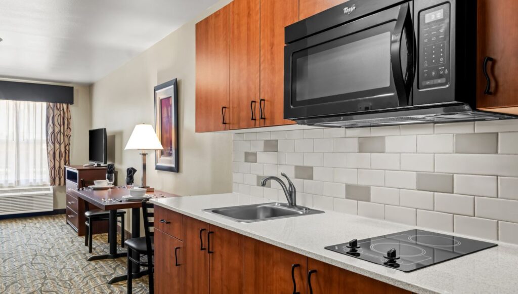 Ledgestone Hotel Billings Kitchenette and dining table