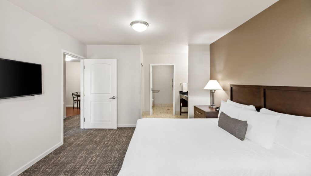 Ledgestone Hotel Yakima - Room with 1 bed and bathroom in background