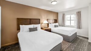 Ledgestone Hotel Yakima - Room with 2 beds and window in background