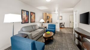 Ledgestone Hotel Yakima - Hotel room with living space and kitchen in background