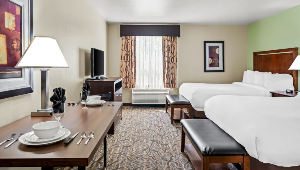 Ledgestone Hotel Vernal - 2 Queen beds with Dining table and TV
