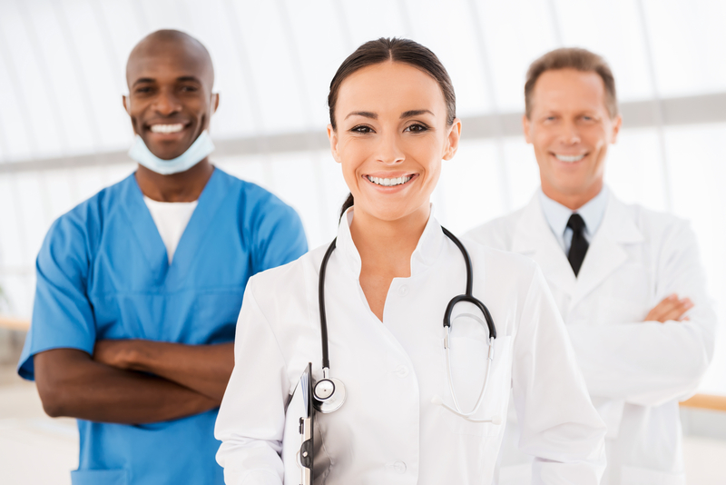 3 doctors standing together